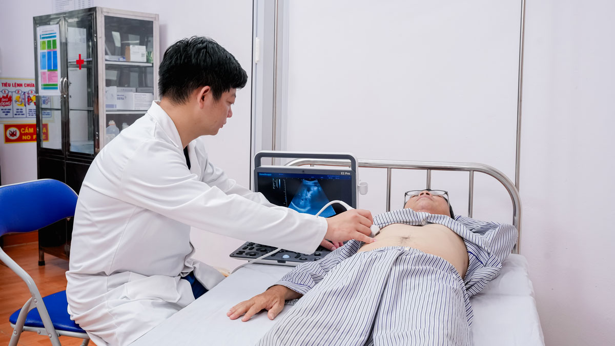 Bác sĩ khám nội khoa